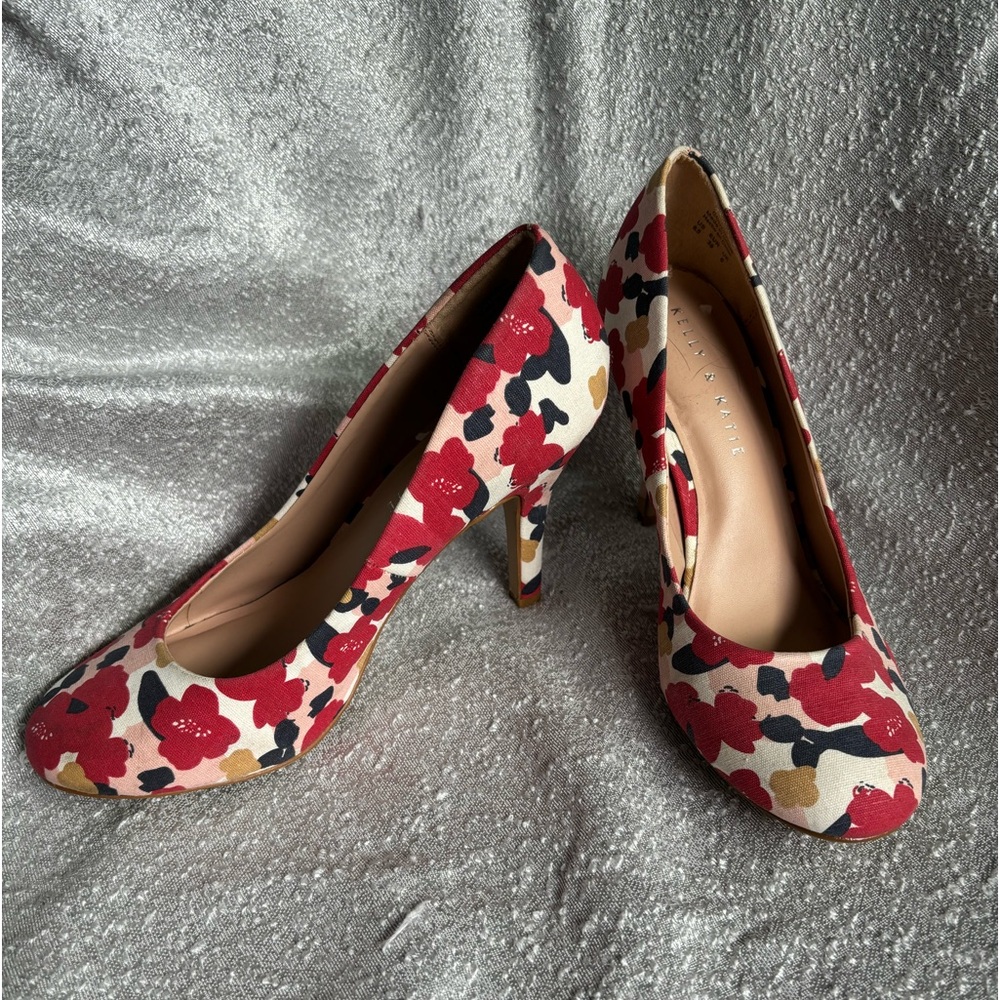 Kelly & Katie Floral Pumps fabric covered 4' heals Size 8.5